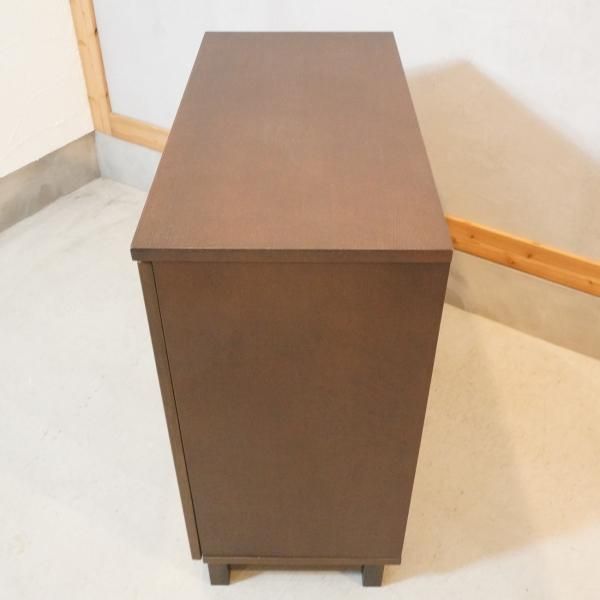 人気の無印良品(MUJI)のタモ材 キャビネット・ガラス扉です