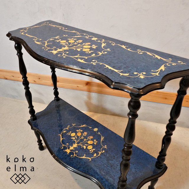 イタリア製アンティーク調の美しい象嵌細工が施されたコンソールテーブルです。挽物加工された脚部が魅力のエレガントでクラシックなサイドシェルフはインテリアを洗練された空間に。玄関のホールテーブルにも・。