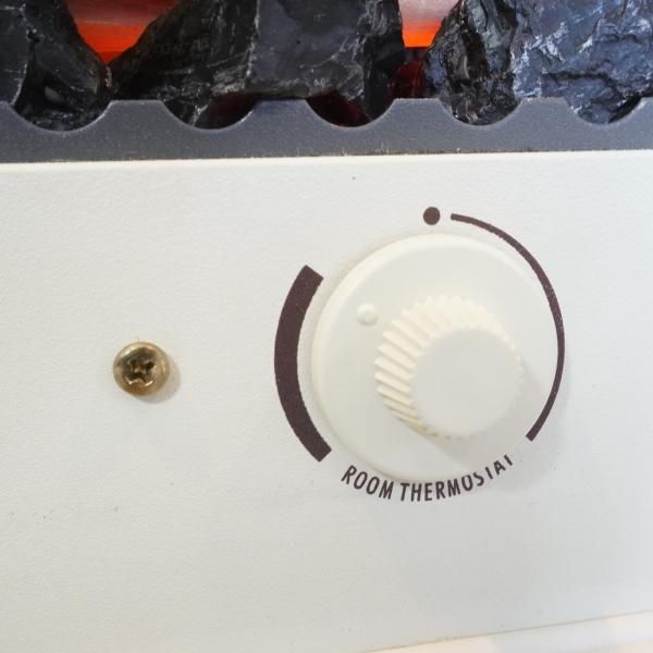 DeLonghi(デロンギ)の暖炉型電気ファンヒーターです。暖炉のある DeLonghi(デロンギ)の暖炉型電気ファンヒーターです。暖炉のある