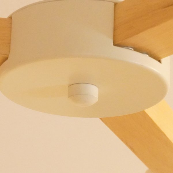 DI CLASSE(ディクラッセ)のRiise(リーセ)  3灯ペンダントライトです。清潔感のある白いシェードと温かみのある木のアームの北欧テイストの天井照明♪リビングやダイニング、寝室にも最適です。 -  kokoelma　-ココエルマ- 
