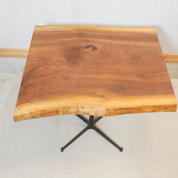 一枚板テーブルの製造販売を行っている国産家具ブランドATLIER MOKUBA(アトリエ木馬)によるウォールナット無垢材  カフェテーブル。存在感のあるシルエットながら空間に優しく溶け込みます！ - kokoelma　-ココエルマ-