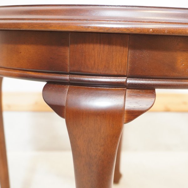 maruni(マルニ)ベルサイユシリーズの猫脚  ガラステーブルです！クラシックなデザインと重厚な色合いが印象的なアンティーク調のリビングテーブル。丸ローテーブルはお部屋のアクセントに♪ -  kokoelma　-ココエルマ- 