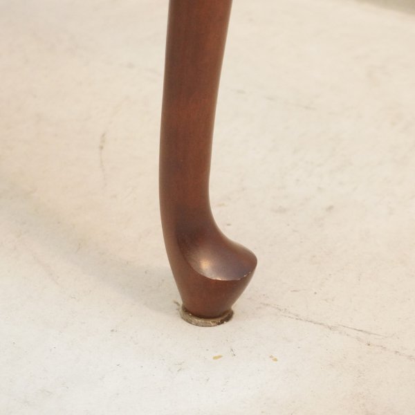 maruni(マルニ)ベルサイユシリーズの猫脚  ガラステーブルです！クラシックなデザインと重厚な色合いが印象的なアンティーク調のリビングテーブル。丸ローテーブルはお部屋のアクセントに♪ -  kokoelma　-ココエルマ- ...