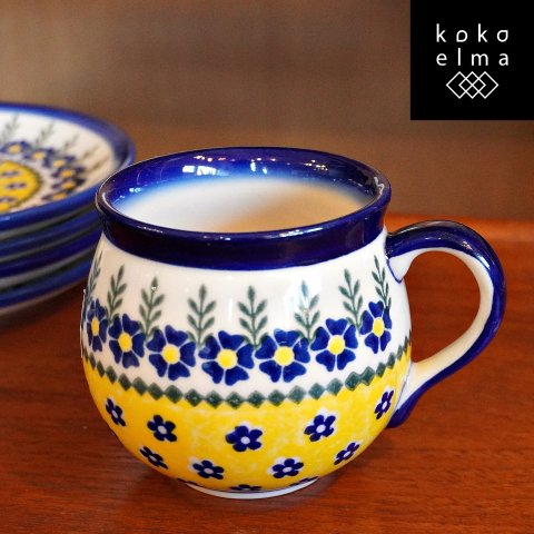 ポーランドの伝統的な食器 Polish Pottery(ポーリッシュ  ポタリー)マグカップ。黄色の中に紺色の小さな花柄が愛らしいティーカップ。定番の大きめなマグはスープカップにも♪V352-U198 - kokoelma　 -ココエルマ-