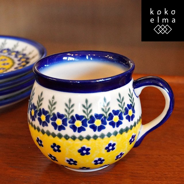 ポーランドの伝統的な食器 Polish Pottery(ポーリッシュ ポタリー)マグカップ。黄色の中に紺色の小さな花柄が愛らしいティーカップ。定番の大きめなマグはスープカップにも♪V352-U198