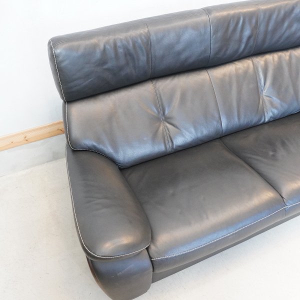 karimoku(カリモク家具)より本革を使用したZT73  2人掛けソファーです！コンパクトでありながらシートはゆったりとした上品なデザインのレザーソファ。明るい色合いでリビングを華やかに♪ -  kokoelma　-ココエルマ- 