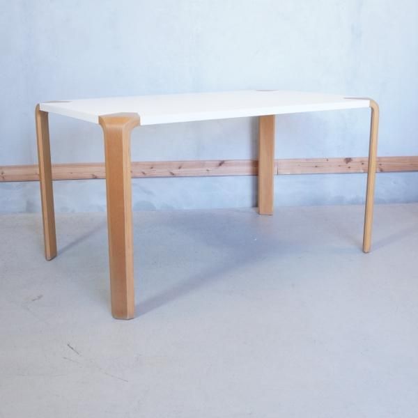 Tendo(天童木工)より建築家 坂倉準三の研究所がデザインした Tendo(天童木工)より建築家 坂倉準三の研究所がデザインした