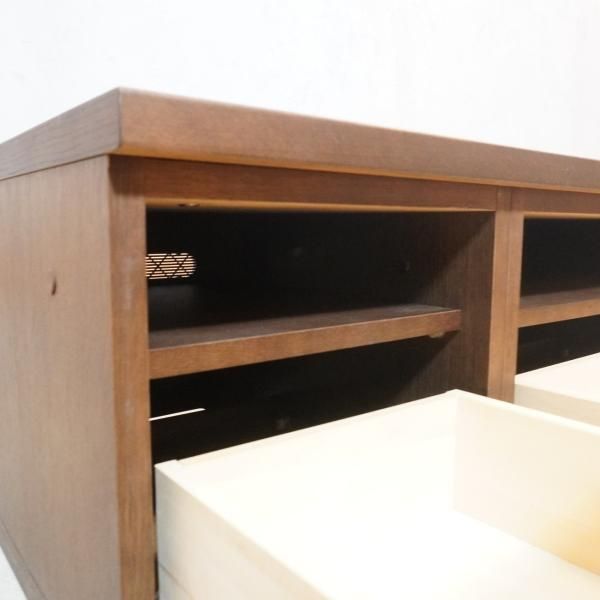 人気のkarimoku(カリモク家具)のオーク材 テレビボードです。落ち着いた色合いとシンプルなデザインのローボードは北欧スタイルとの 相性抜群♪和モダンテイストやナチュラルテイストにもおすすめです！ - kokoelma -ココエルマ- 雑貨・中古家具・北欧家具・アンティーク 