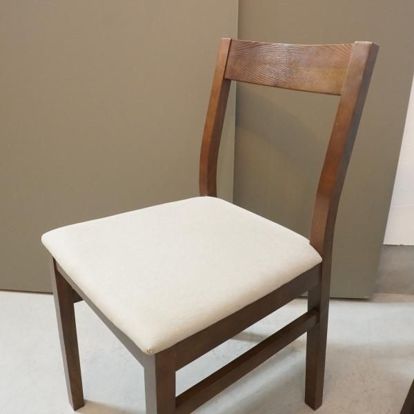 無印良品(MUJI)のタモ無垢材 ダイニングチェアー2脚セットです。落ち着いた色合いはスタイリッシュな印象も与えるコンパクトな椅子。 北欧スタイルやナチュラルモダンなインテリアに♪ - kokoelma -ココエルマ- 雑貨・中古家具・北欧家具・アンティーク家具の通販 