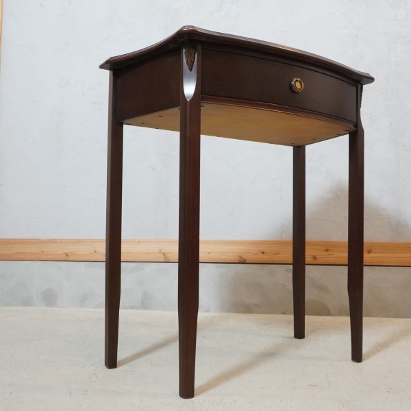TOKAI KAGU(東海家具)のシャープな脚部が特徴的なコンソールテーブル 
