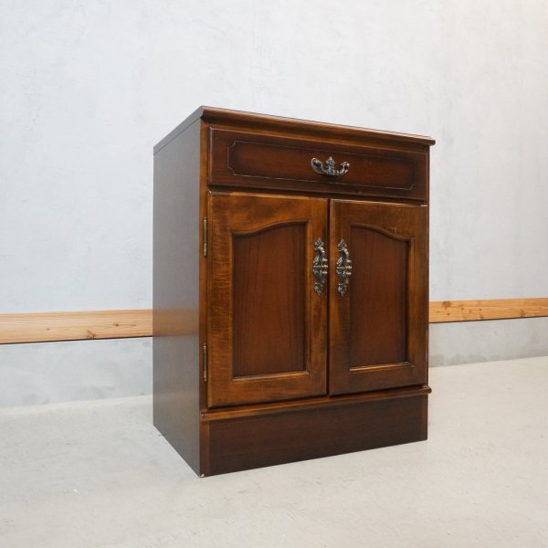 Karimoku(カリモク家具)の人気シリーズCOLONIAL(コロニアル)のQC1905  キャビネット/木扉です。アメリカンカントリースタイルのクラシカルなサイドボードはお部屋を上品な空間に♪ - kokoelma　-ココエルマ- 