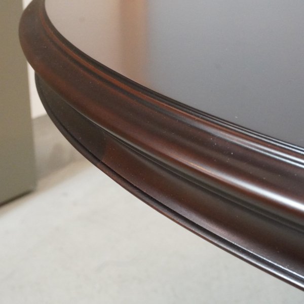 TOKAIKAGU(東海家具)のクラシカルロイヤル ケントハウス マホガニー材  ラウンドテーブルです。エレガントでシンプルなフォルムに洗練された上品さを感じる円形ダイニングテーブル。 - kokoelma　-ココエルマ- 