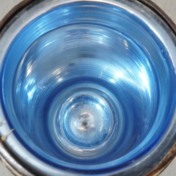 木製の蓋が付いたヴィンテージ感溢れるバケツです。シャビー