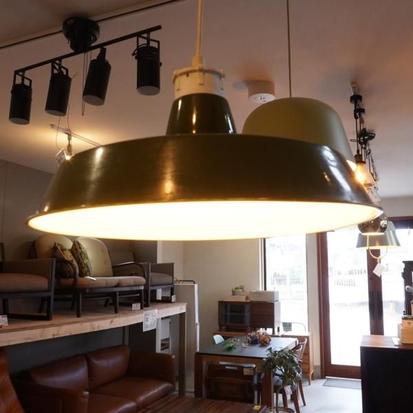 レトロなペンダントライト シンプルでレトロなフォルムのペンダントライトです。落ち着きのある