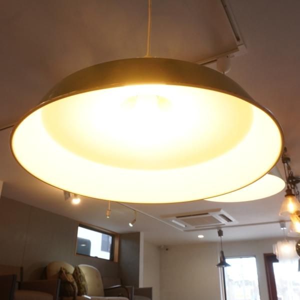 シンプルでレトロなフォルムのペンダントライトです。落ち着きのある