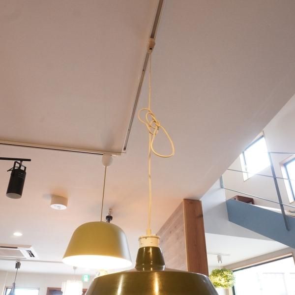 シンプルでレトロなフォルムのペンダントライトです。落ち着きのある