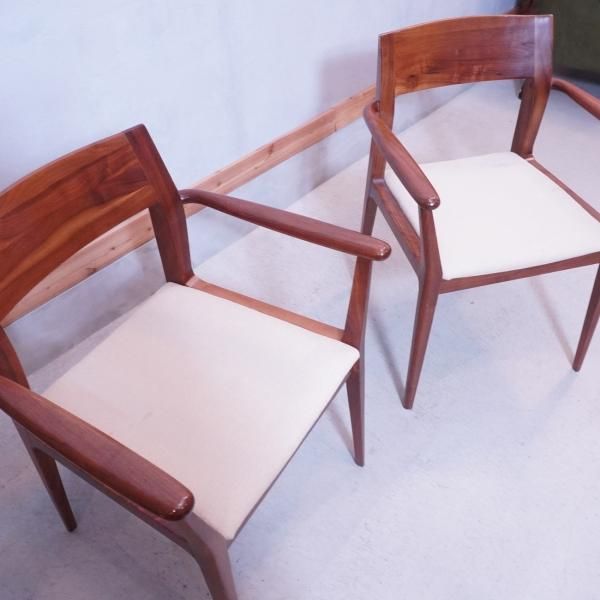 IDC OTSUKA(大塚家具)のウォールナット材 ダイニングチェアー2脚 IDC OTSUKA(大塚家具)のウォールナット材 ダイニングチェアー2脚