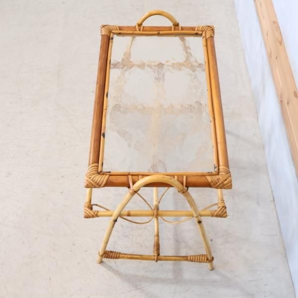 北欧デンマーク製のバンブー+ガラスを使用したサイドテーブルです。コンパクトなサイズのカフェテーブルは玄関などのちょっとしたスペースにも。優しいフォルムの ヴィンテージ家具です♪ - kokoelma -ココエルマ- 雑貨・中古家具・北欧家具・アンティーク家具の通販 