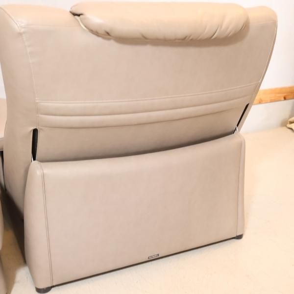 値下げ/karimoku(カリモク家具)より本革を使用した ZU42モデル 2 値下げ/karimoku(カリモク家具)より本革を使用した ZU42モデル 2