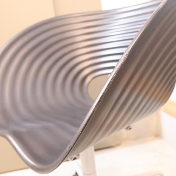 Vitra(ヴィトラ)社のRon Arad(ロン・アラッド)の代表作Tom Roll Vitra(ヴィトラ)社のRon Arad(ロン・アラッド)の代表作Tom Roll