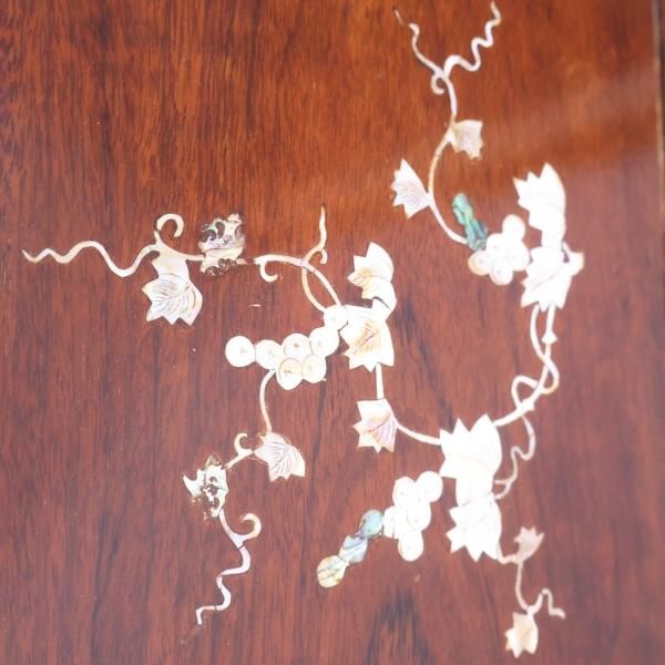 螺鈿細工が施されたアンティーク調の花梨材の卓上チェストです 螺鈿細工が施されたアンティーク調の花梨材の卓上チェストです