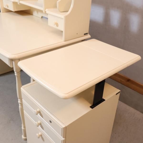 karimoku(カリモク)のデスクセットです。センターにハートマーク karimoku(カリモク)のデスクセットです。センターにハートマーク