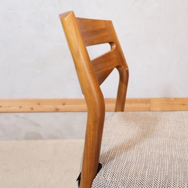 karimoku(カリモク家具)のCU71ダイニングチェアです。シンプルで karimoku(カリモク家具)のCU71ダイニングチェアです。シンプルで