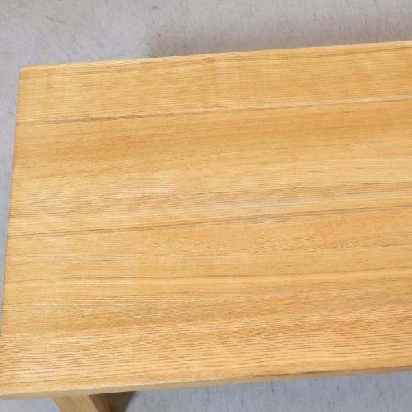稀少なタモ材を使用した無印良品(MUJI)のリビングテーブル 稀少なタモ材を使用した無印良品(MUJI)のリビングテーブル