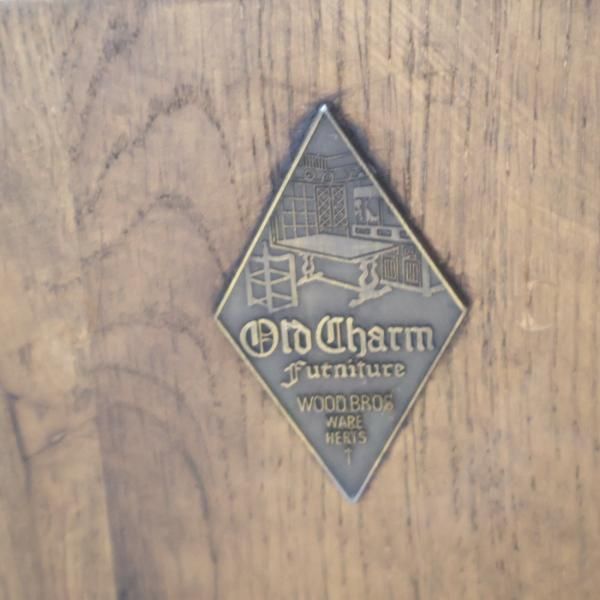 イギリス家具メーカーOld Charm(オールドチャーム)のオーク材 イギリス家具メーカーOld Charm(オールドチャーム)のオーク材
