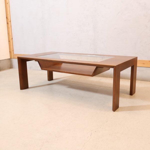 karimoku(カリモク家具)のTU4260  センターテーブル/ウォールナット材です。ガラス下には収納ラック部があるので雑貨などをおしゃれに飾ってみても。シンプルでモダンなリビングテーブルです！  - kokoelma　-ココエルマ- ...