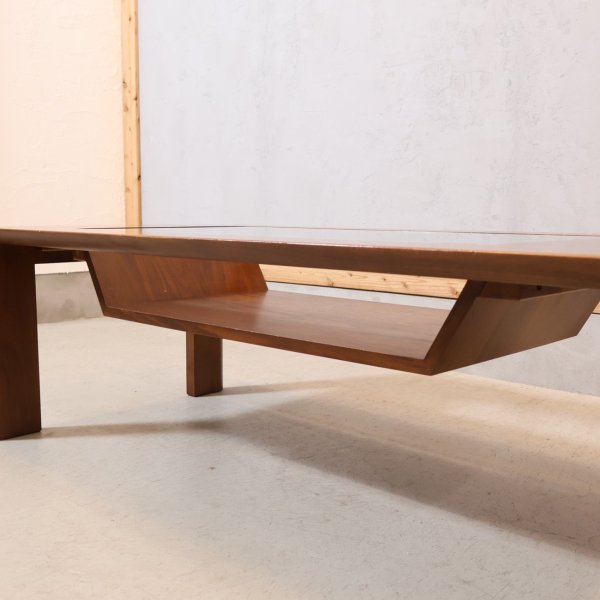 karimoku(カリモク家具)のTU4260  センターテーブル/ウォールナット材です。ガラス下には収納ラック部があるので雑貨などをおしゃれに飾ってみても。シンプルでモダンなリビングテーブルです！  - kokoelma　-ココエルマ- ...
