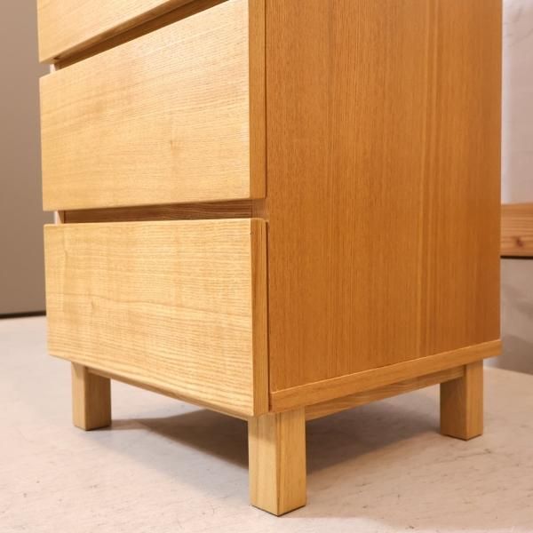 人気の無印良品(MUJI)のタモ材を使用した木製チェスト・4段です 