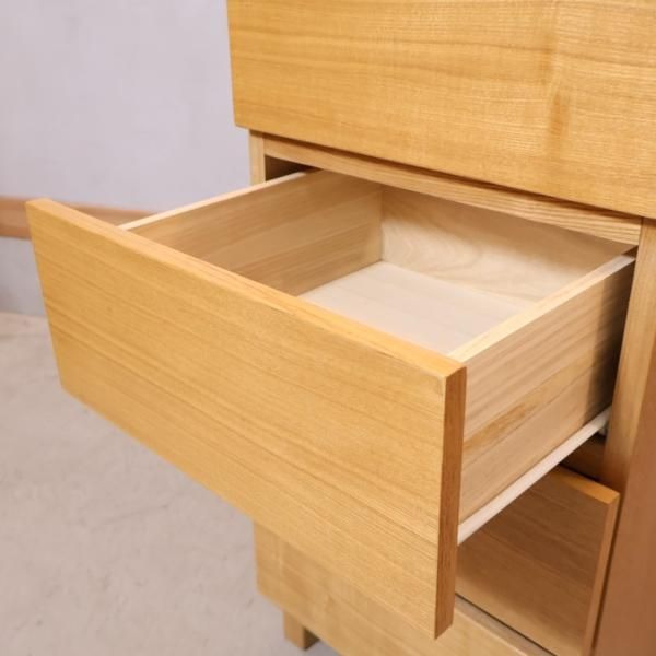 人気の無印良品(MUJI)のタモ材を使用した木製チェスト・4段です 人気の無印良品(MUJI)のタモ材を使用した木製チェスト・4段です