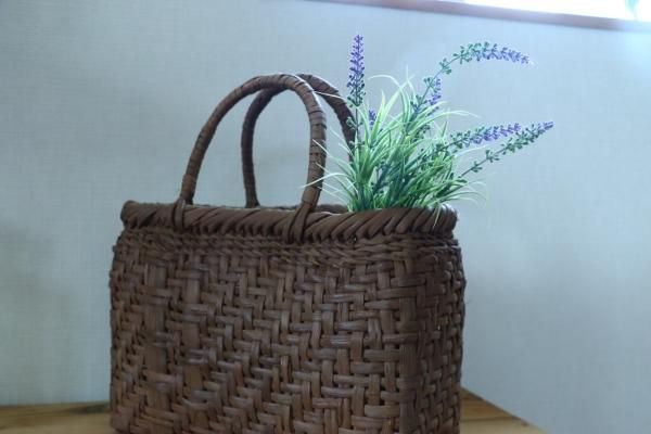 新潟県阿賀町産の山葡萄で編まれた”かごバック”です!山葡萄の 新潟県阿賀町産の山葡萄で編まれた”かごバック”です!山葡萄の