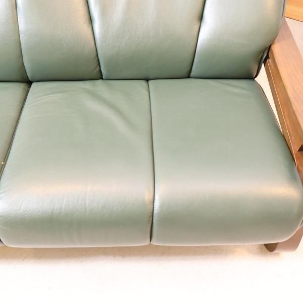 FUJI FURNITURE(冨士ファニチア)の本革 2人掛けソファーです FUJI FURNITURE(冨士ファニチア)の本革 2人掛けソファーです