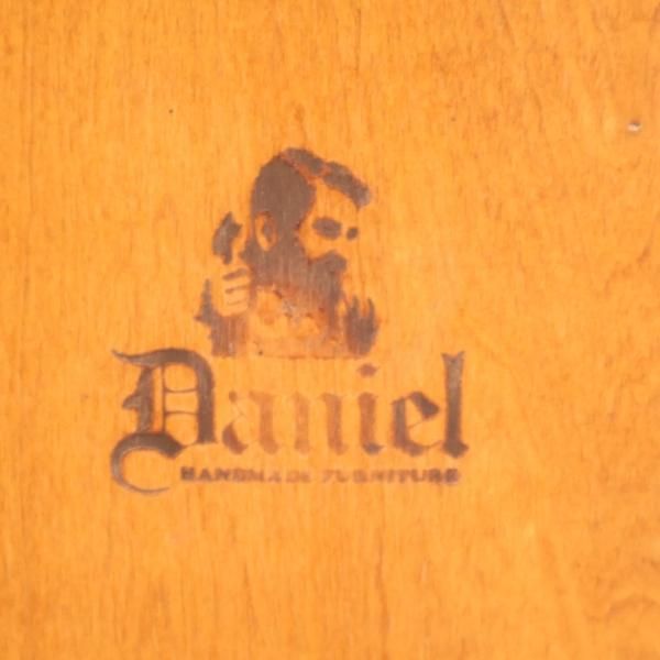 横浜ダニエル(Daniel)の樺桜材を使用したクラシックなキュリオ 横浜ダニエル(Daniel)の樺桜材を使用したクラシックなキュリオ