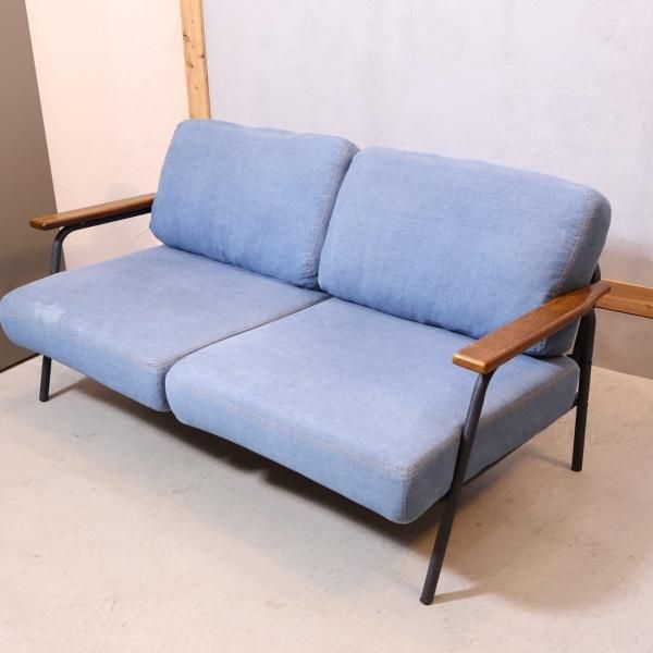 使うほどに味わいが増すデニム生地の2人掛けソファです。無骨な 使うほどに味わいが増すデニム生地の2人掛けソファです。無骨な