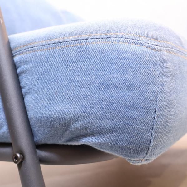 使うほどに味わいが増すデニム生地の2人掛けソファです。無骨な 使うほどに味わいが増すデニム生地の2人掛けソファです。無骨な