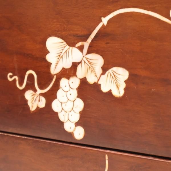 螺鈿細工が施されたアンティーク調の花梨材の5段チェストです 螺鈿細工が施されたアンティーク調の花梨材の5段チェストです
