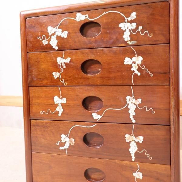 螺鈿細工が施されたアンティーク調の花梨材の5段チェストです 螺鈿細工が施されたアンティーク調の花梨材の5段チェストです