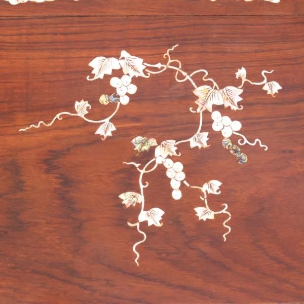 螺鈿細工が施されたアンティーク調の花梨材の5段チェストです 螺鈿細工が施されたアンティーク調の花梨材の5段チェストです