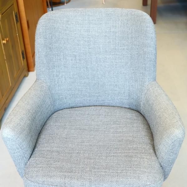 IDEE(イデー)のLIEVRE(リエーヴル) アームチェアです。優しい丸みを