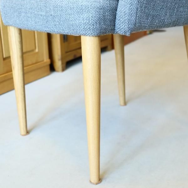 IDEE(イデー)のLIEVRE(リエーヴル) アームチェアです。優しい丸みを