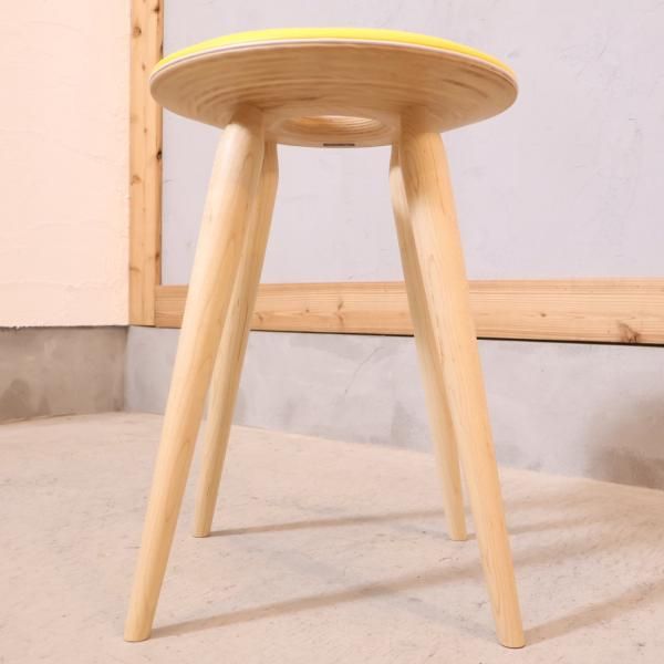 天童木工(TENDO)のリングスツール。天童木工の創業者の一人 天童木工(TENDO)のリングスツール。天童木工の創業者の一人