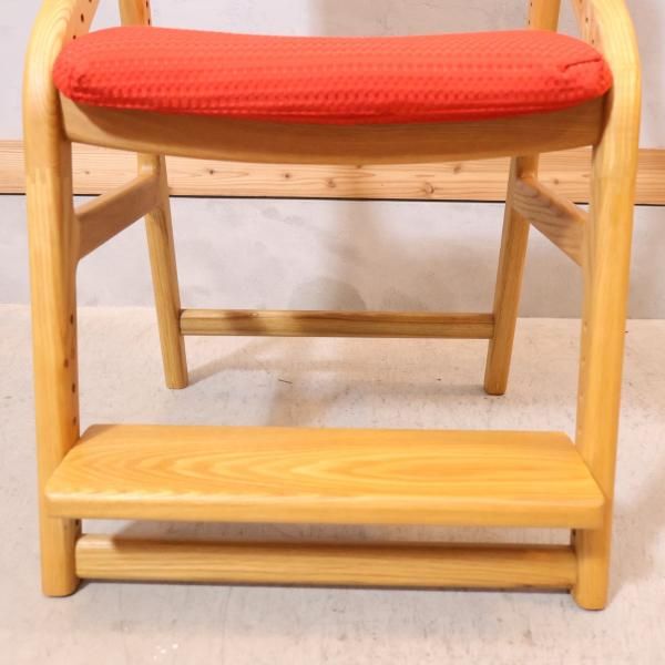市場家具(ICHIBA)のE-Toko(イイトコ)こどもチェアです。人間工学に基づいた集中力が続く姿勢をキープする「頭の良くなる椅子」成長に 合わせて長く使える高さ調整可能な学習椅子です。 - kokoelma -ココエルマ- 雑貨・中古家具・北欧家具・アンティーク家具の通販 
