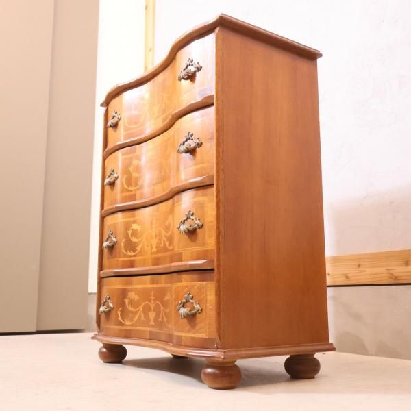 エレガントな4段チェストです。エレガントなイタリア象嵌細工の洋
