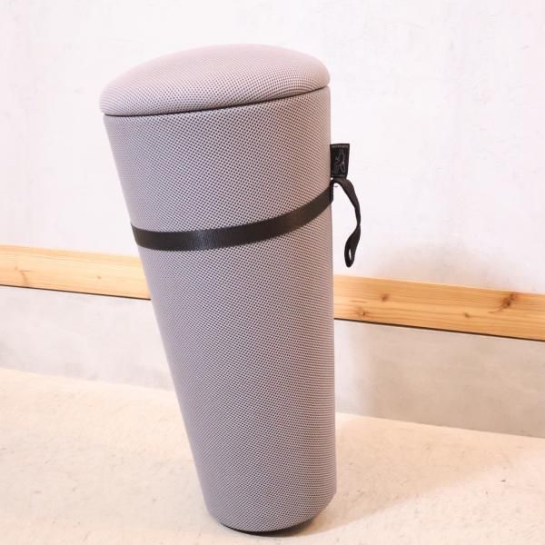 ドイツの家具メーカー”Wilkhahn(ウィルクハーン)”のstand-up(スタンドアップ)ハイスツールです。起き上がりこぼしのようにゆらゆらと揺れる姿がユーモラスな腰掛け椅子。  - kokoelma　-ココエルマ- 