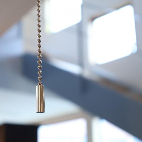 青いペンダントライト 金属と木材製