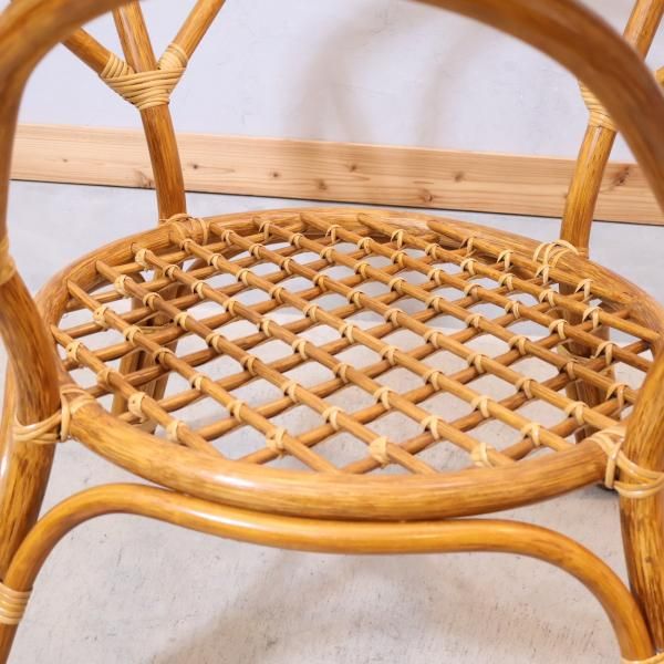 KAZAMA(カザマ)のラタンを使用したリゾートスタイルのガラス円形 KAZAMA(カザマ)のラタンを使用したリゾートスタイルのガラス円形