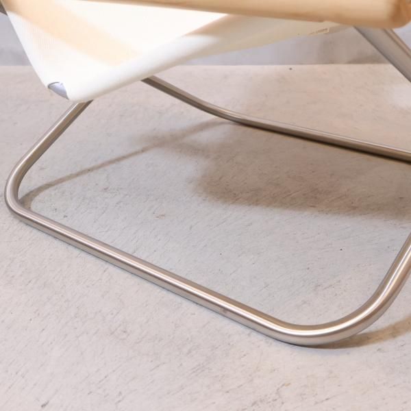 新居 猛デザインのNychair X(ニーチェアエックス)です。シンプルなデザインと軽量で持ち運びも簡単なゆったりとした座り心地の折り畳み椅子。屋内は もちろん、バルコニーなどの屋外にもオススメ♪ - kokoelma -ココエルマ- 雑貨・中古家具・北欧家具・アンティーク家具の 